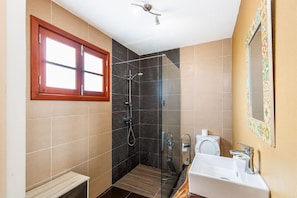 Shower, hair dryer, towels, soap - Moniz Ocean Escape | BBQ | Near Porto Moniz Pools (Porto Moniz)