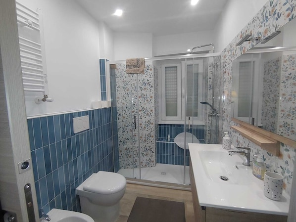 Dusche, umweltfreundliche Kosmetikartikel, Haartrockner, Bidet