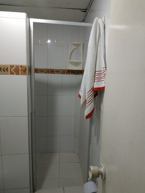 Basic Stüdyo, Şehir Manzaralı | Banyo | Duş, tuvalet kâğıdı 