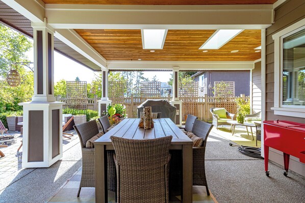Outdoor dining