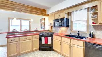 Jääkaappi, mikroaaltouuni, uuni, liesi