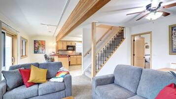 Älytelevisio, takka, kirjoja