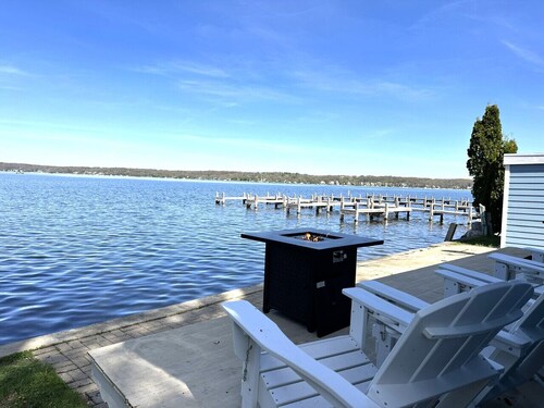Waterfront on Pewaukee Lake |3BR/2BA|Pier, Kayaks & Paddle Boards