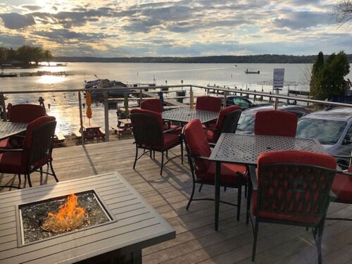 Pewaukee Lake Cottage |Dog Friendly |Shared Pier