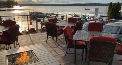 Pewaukee Lake Cottage |Dog Friendly |Shared Pier