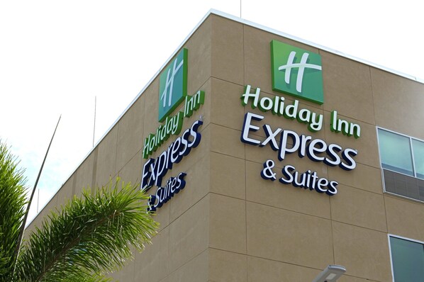 Une enseigne « Holiday Inn Express & Suites » sur un immeuble.