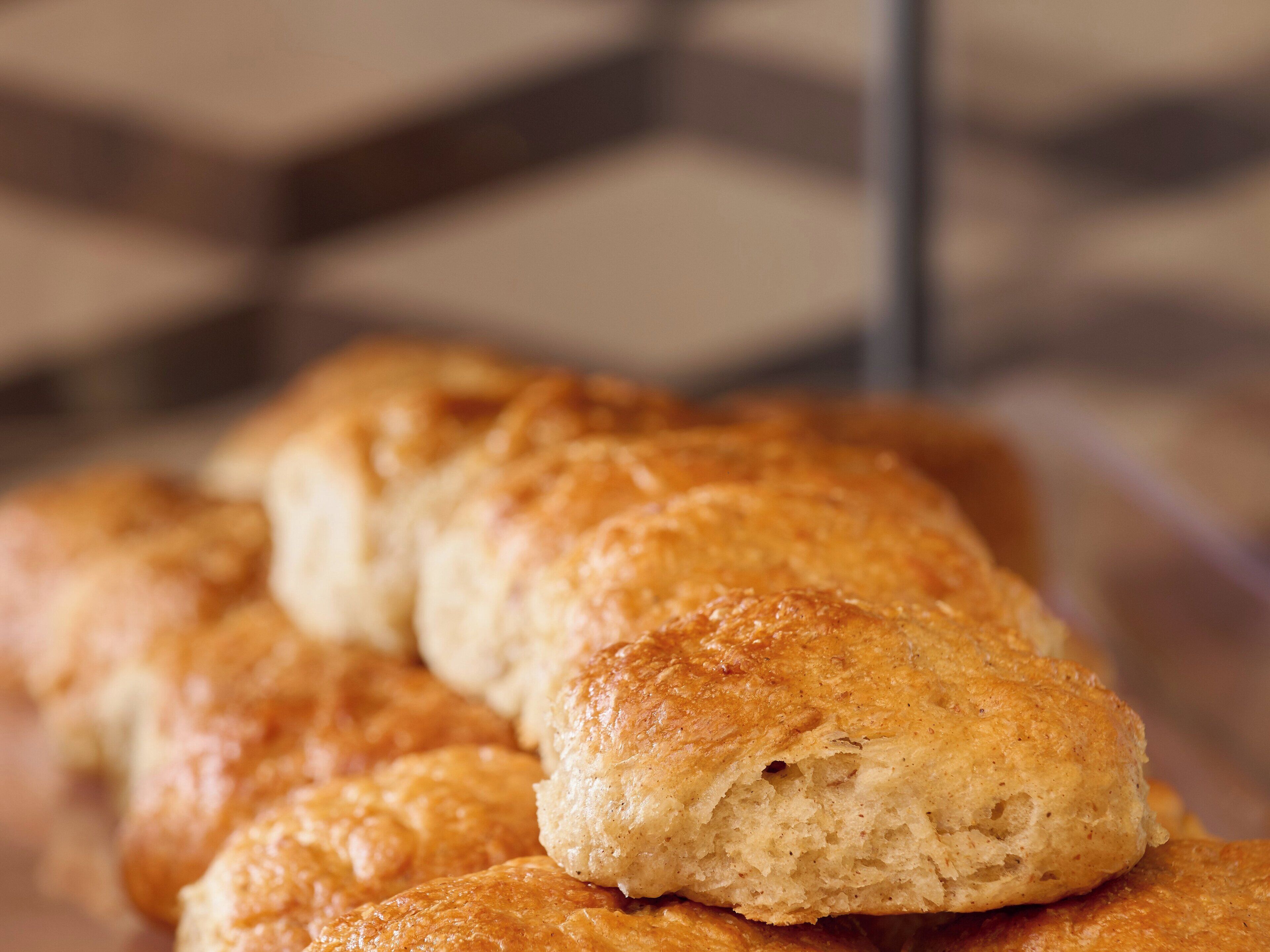 Une vue rapprochée de biscuits fraîchement cuits, dotés d’une croûte dorée.