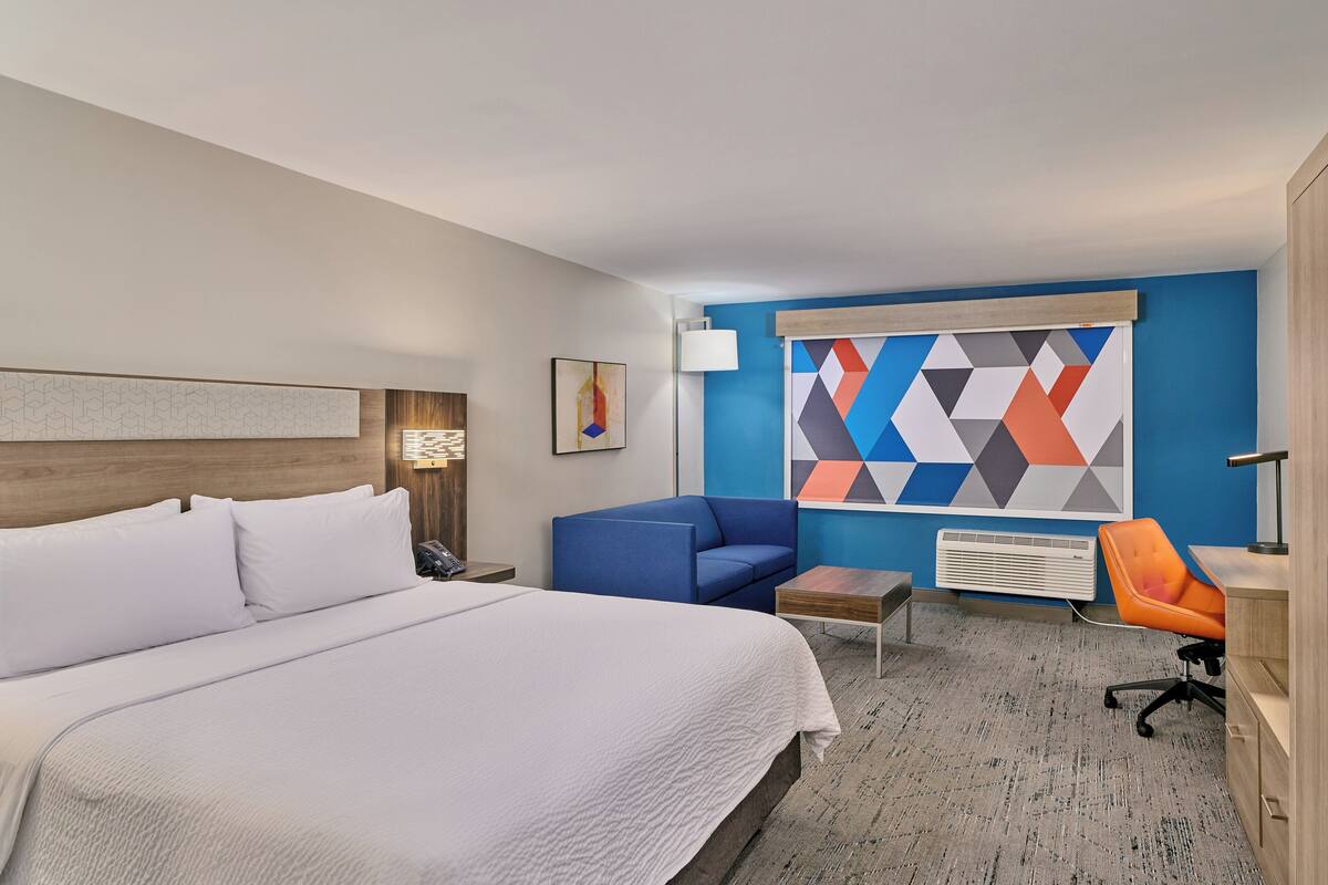 Suite, 1 King Bed | In-room safe, soundproofing, iron/ironing board, free WiFi