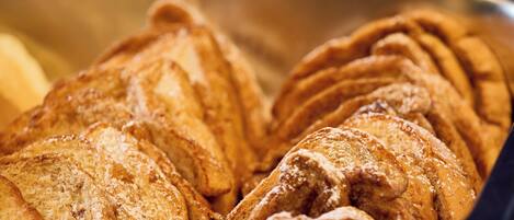 Un plateau de viennoiseries, probablement des croissants, saupoudrés de sucre glace.