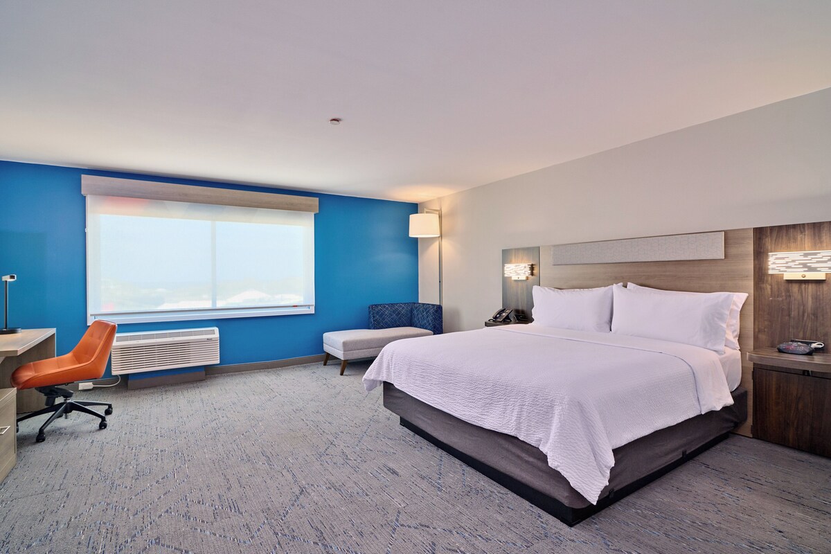 Standard Room, 1 King Bed (Extra Floor Space) | In-room safe, soundproofing, iron/ironing board, WiFi (free)