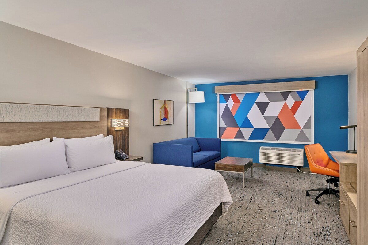 Suite, 1 King Bed | In-room safe, soundproofing, iron/ironing board, WiFi (free)