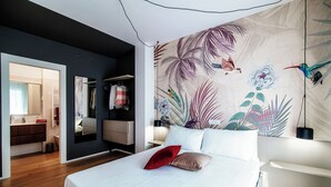 Ein modernes Schlafzimmer mit einem großen Bett, einem Kleiderschrank und Wandbild.