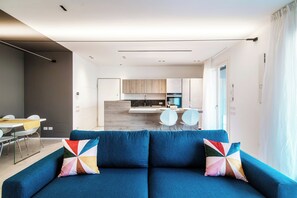 Appartement, balcon | Coin séjour | Télévision de 30 pouces avec chaînes numériques