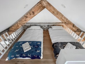 2 bedrooms, WiFi (free), bed sheets