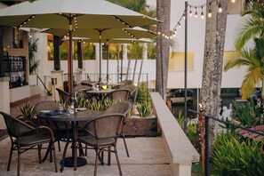 Free daily buffet breakfast  - Vista Suites at Parador (Quepos)