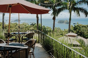 Outdoor dining - Vista Suites at Parador (Quepos)