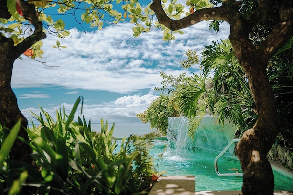 3 utomhuspooler med öppettider 07.00 till 19.00, och parasoller