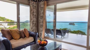 Suite de lujo, balcón, vistas al mar | 1 dormitorio, ropa de cama de alta calidad, minibar y caja fuerte