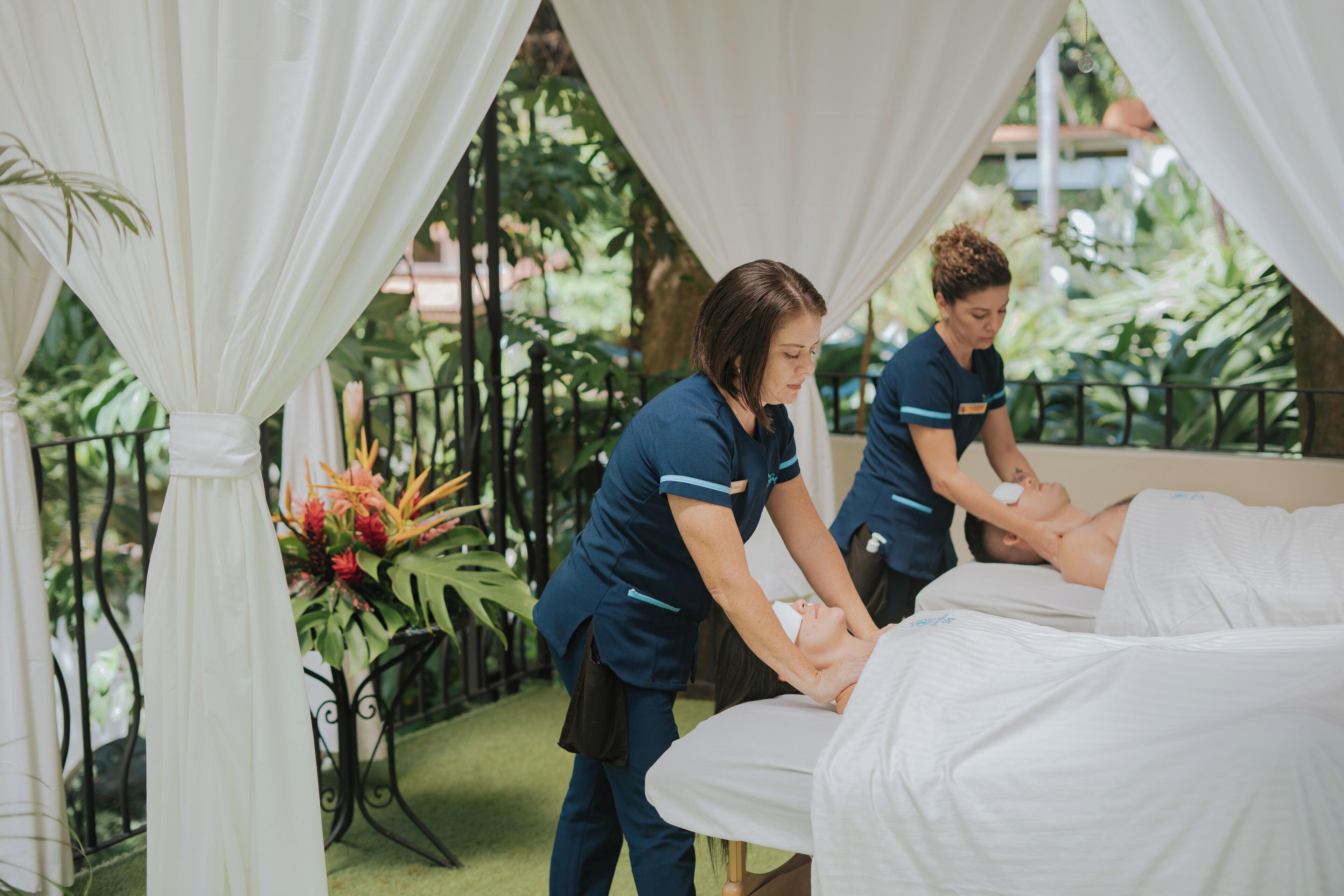 Salas de tratamiento para parejas, un sauna, una bañera de hidromasaje