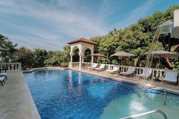 3 piscinas externas, funciona das 7h às 19h, guarda-sóis