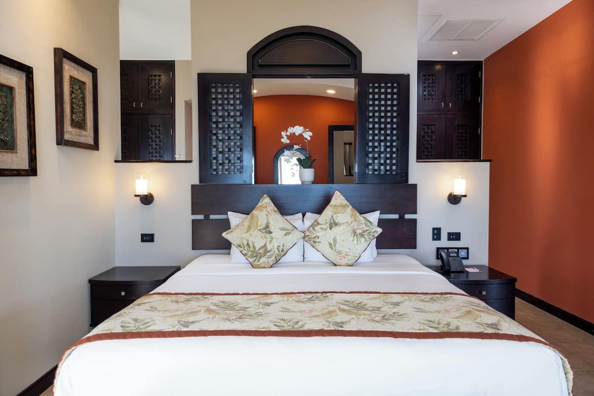 Luxe suite, balkon, uitzicht op zee | 1 slaapkamer, luxe beddengoed, een minibar, een kluis op de kamer