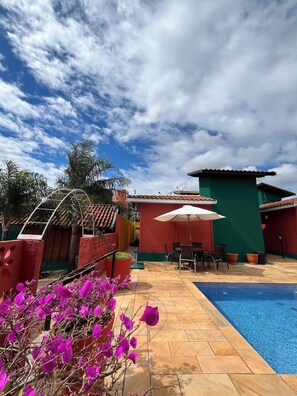 Una piscina al aire libre
