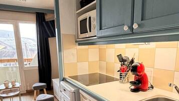 Réfrigérateur, micro-ondes, lave-vaisselle, cafetière/bouilloire