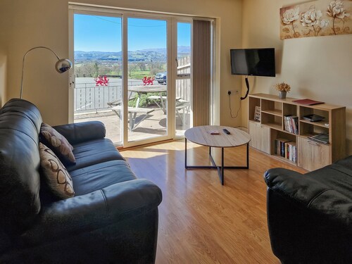 A charming cottage near Bala, offering private access to scenic farm walks.