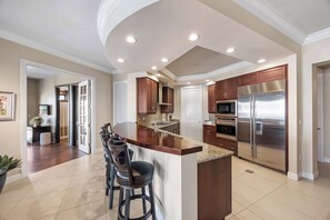 Microwave, oven, stovetop, dishwasher - Luxury Naples Bay Residence (Naples)