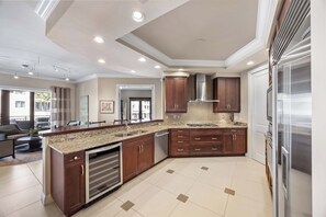 ميكروويف، فرن، موقد طهي مسطح، غسالة أطباق