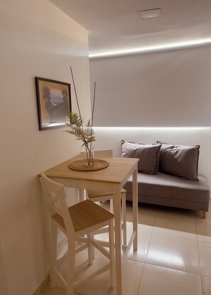 Basic Studio Suite, 1 Bedroom | Living area | TV - Apartasuites ISABEL (Cali)