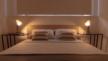 Espacio para trabajar con laptop y cortinas blackout