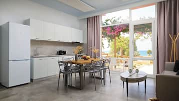 Apartamento familiar, 2 habitaciones, vistas al mar, frente a la playa | Zona de estar | Una pantalla de ordenador