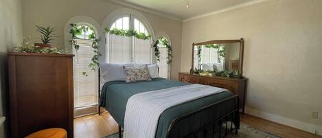 3 habitaciones, escritorio y tabla de planchar con plancha