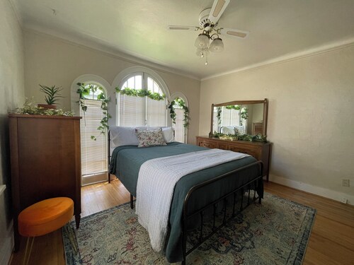 The Wildflower w/ 2 Kitchens & Laundry in Central, Safe, Spotless 1920s Bungalow