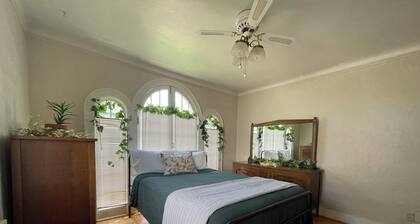 The Wildflower w/ 2 Kitchens & Laundry in Central, Safe, Spotless 1920s Bungalow