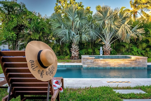 5BR Tropical Oasis! Saltwater Pool, Spa & Fire Pit