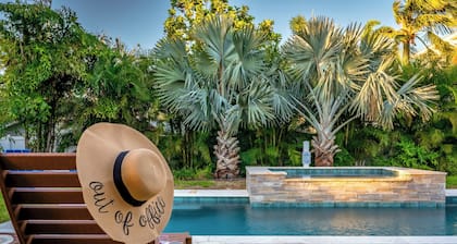 5BR Tropical Oasis! Saltwater Pool, Spa & Fire Pit