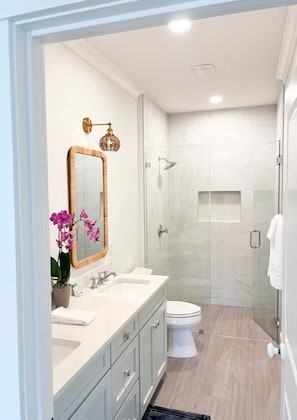 Shower, hair dryer, towels, soap - Sunlit Seascape brand new build with a private pool (Tybee Island)