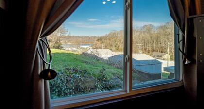 Charming 2-bed house in Historic Downtown Brandenburg Overlooking the Ohio River