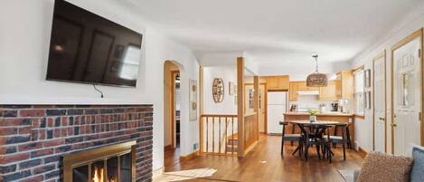 Fernseher, Bücher, Arbeitsbereiche