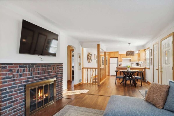 Televisión, libros y oficina