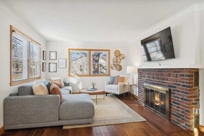 Televisión, libros y oficina