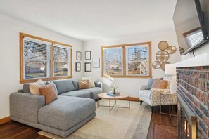 Televisión, libros y oficina