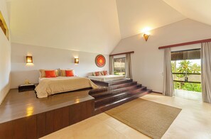 A bedroom with two beds, a staircase, and a balcony with curtains. - Pousada Jaya Boutique (São Miguel do Gostoso)