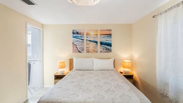 3 habitaciones, escritorio y tabla de planchar con plancha