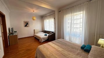 Habitación cuádruple, baño compartido | Tabla de planchar con plancha y wifi gratis