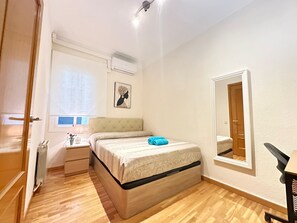Classic Double Room, Shared Bathroom | Iron/ironing board, free WiFi - Habitaciones acogedoras en Aragón (Barcelona)