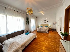 Quadruple Room, Shared Bathroom | Iron/ironing board, free WiFi - Habitaciones acogedoras en Aragón (Barcelona)