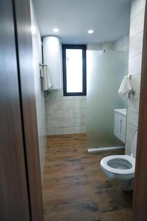 アパートメント | バスルーム | シャワー、ヘアドライヤー、タオル、トイレットペーパー